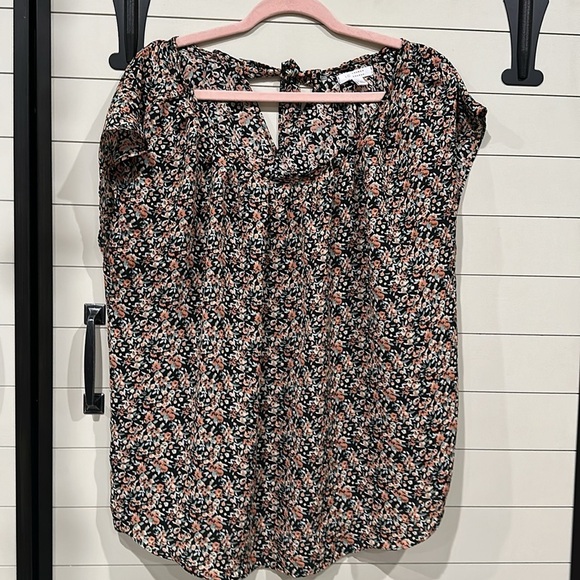 Lauren Conrad floral blouse with tie back. - Picture 2 of 4